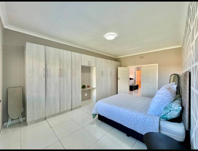 2 BEDROOM APARTMENT FOR SALE IN FLORIDA LAKE